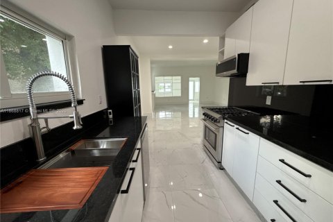 House in Miami, Florida 3 bedrooms, 156.08 sq.m. № 1923225 - photo 7