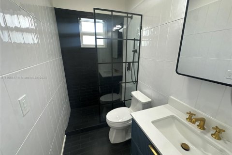 House in Miami, Florida 3 bedrooms, 156.08 sq.m. № 1923225 - photo 12