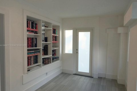 House in Miami, Florida 3 bedrooms, 156.08 sq.m. № 1923225 - photo 6