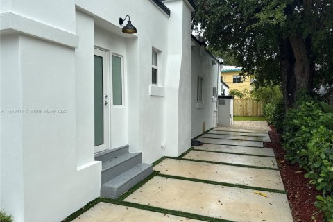 House in Miami, Florida 3 bedrooms, 156.08 sq.m. № 1923225 - photo 2