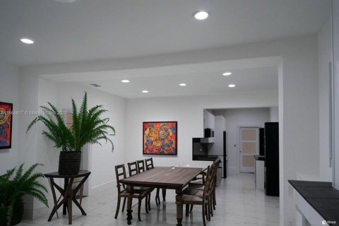 House in Miami, Florida 3 bedrooms, 156.08 sq.m. № 1923225 - photo 4