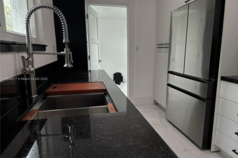 House in Miami, Florida 3 bedrooms, 156.08 sq.m. № 1923225 - photo 8