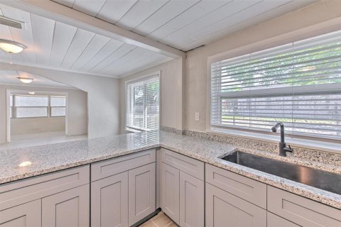 House in Plant City, Florida 5 bedrooms, 152.17 sq.m. № 1732463 - photo 6