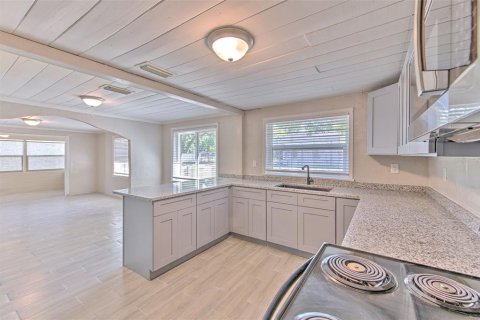 House in Plant City, Florida 5 bedrooms, 152.17 sq.m. № 1732463 - photo 8