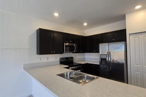 Touwnhouse à louer à Homestead, Floride: 3 chambres, 143.44 m2 № 1989473 - photo 2