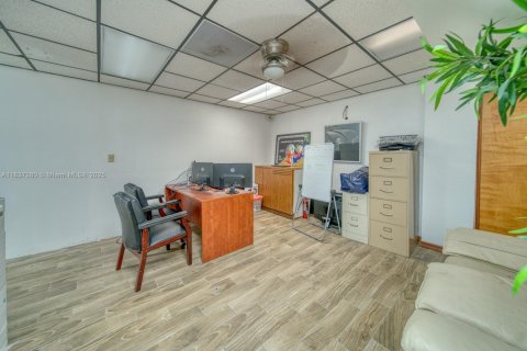 Commercial property in Hollywood, Florida № 1961684 - photo 15