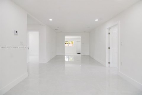 House in Miami Gardens, Florida 5 bedrooms, 182.37 sq.m. № 1874920 - photo 18