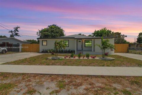House in Miami Gardens, Florida 5 bedrooms, 182.37 sq.m. № 1874920 - photo 4