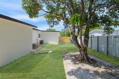 House in Miami Gardens, Florida 5 bedrooms, 182.37 sq.m. № 1874920 - photo 29