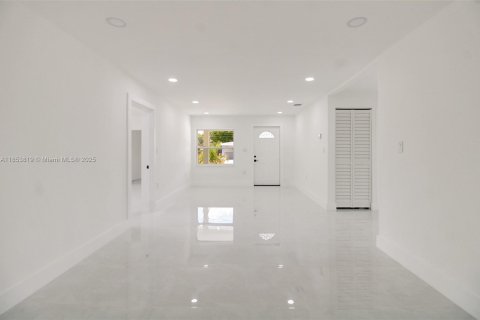 House in Miami Gardens, Florida 5 bedrooms, 182.37 sq.m. № 1874920 - photo 12