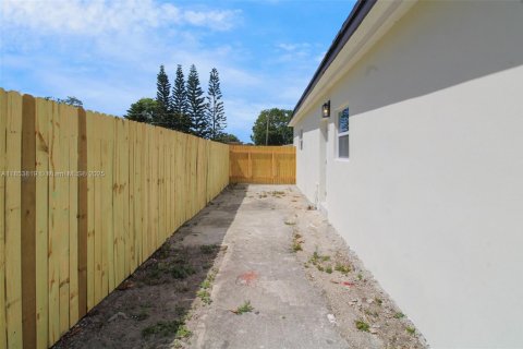 House in Miami Gardens, Florida 5 bedrooms, 182.37 sq.m. № 1874920 - photo 25