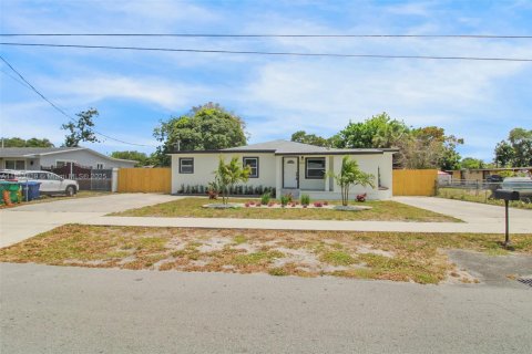 House in Miami Gardens, Florida 5 bedrooms, 182.37 sq.m. № 1874920 - photo 23