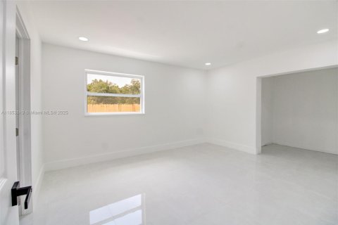 House in Miami Gardens, Florida 5 bedrooms, 182.37 sq.m. № 1874920 - photo 6