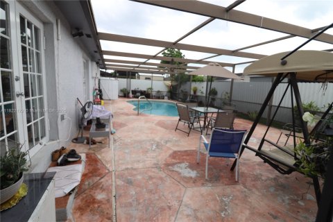 Casa en venta en Miami, Florida, 5 dormitorios, 176.61 m2 № 1790493 - foto 5