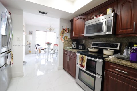 Casa en venta en Miami, Florida, 5 dormitorios, 176.61 m2 № 1790493 - foto 3