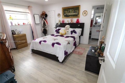 Casa en venta en Miami, Florida, 5 dormitorios, 176.61 m2 № 1790493 - foto 6