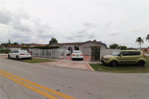 Casa en venta en Miami, Florida, 5 dormitorios, 176.61 m2 № 1790493 - foto 2