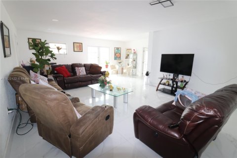 Casa en venta en Miami, Florida, 5 dormitorios, 176.61 m2 № 1790493 - foto 9