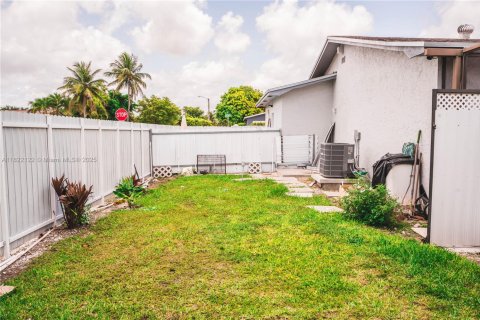 Casa en venta en Miami, Florida, 5 dormitorios, 176.61 m2 № 1790493 - foto 30
