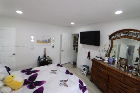 Casa en venta en Miami, Florida, 5 dormitorios, 176.61 m2 № 1790493 - foto 7