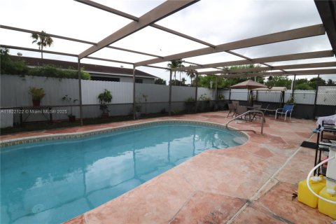 Casa en venta en Miami, Florida, 5 dormitorios, 176.61 m2 № 1790493 - foto 4