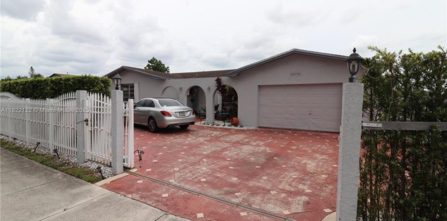 Casa en Miami, Florida 5 dormitorios, 176.61 m2 № 1790493