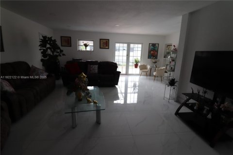 Casa en venta en Miami, Florida, 5 dormitorios, 176.61 m2 № 1790493 - foto 8