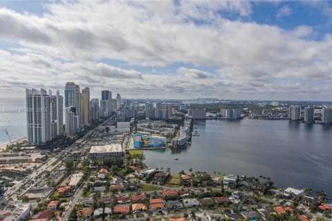 Condo in Sunny Isles Beach, Florida, 2 bedrooms  № 1921007 - photo 3