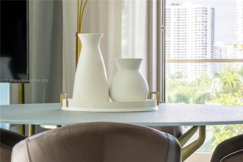 Condo in Sunny Isles Beach, Florida, 2 bedrooms  № 1921007 - photo 15