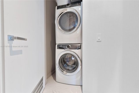 Condo in Sunny Isles Beach, Florida, 2 bedrooms  № 1921007 - photo 19