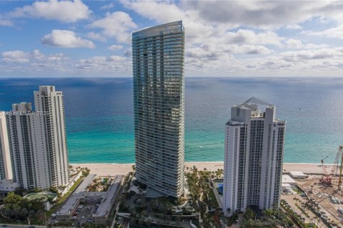 Condo in Sunny Isles Beach, Florida, 2 bedrooms  № 1921007 - photo 1