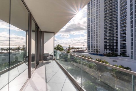 Condo in Sunny Isles Beach, Florida, 2 bedrooms  № 1921007 - photo 22