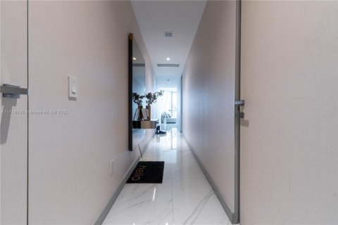 Condo in Sunny Isles Beach, Florida, 2 bedrooms  № 1921007 - photo 18