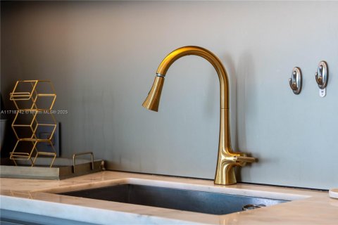 Condo in Sunny Isles Beach, Florida, 2 bedrooms  № 1921007 - photo 17