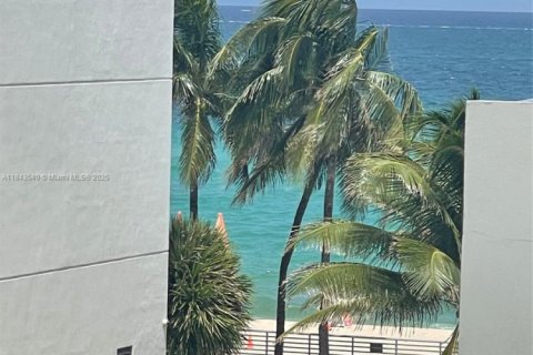 Condominio en alquiler en Hollywood, Florida, 1 dormitorio, 84.17 m2 № 1836508 - foto 11