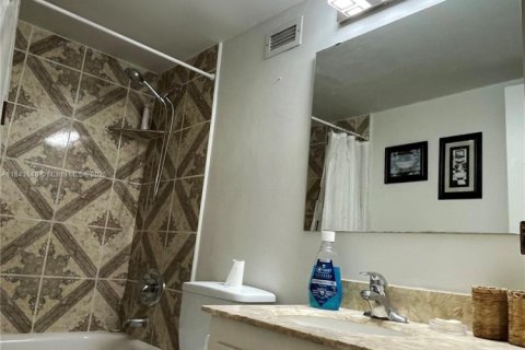 Condominio en alquiler en Hollywood, Florida, 1 dormitorio, 84.17 m2 № 1836508 - foto 16