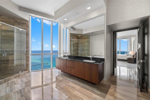 Condominio en venta en Sunny Isles Beach, Florida, 3 dormitorios, 257.15 m2 № 2035419 - foto 19