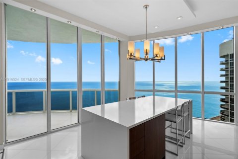 Condominio en venta en Sunny Isles Beach, Florida, 3 dormitorios, 257.15 m2 № 2035419 - foto 4