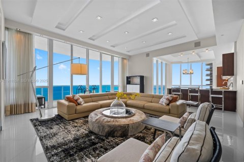 Condominio en Sunny Isles Beach, Florida, 3 dormitorios  № 2035419