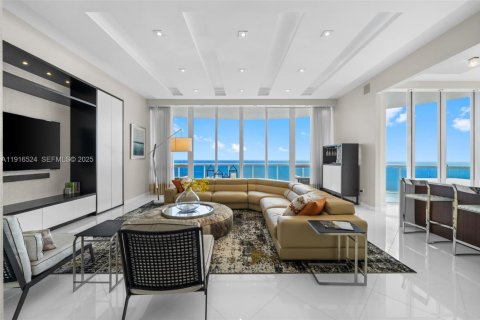 Condominio en venta en Sunny Isles Beach, Florida, 3 dormitorios, 257.15 m2 № 2035419 - foto 2