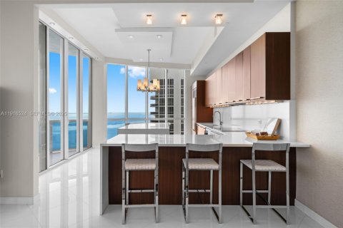 Condominio en venta en Sunny Isles Beach, Florida, 3 dormitorios, 257.15 m2 № 2035419 - foto 10