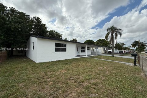 Villa ou maison à vendre à Miami Gardens, Floride: 4 chambres, 138.42 m2 № 2033714 - photo 2