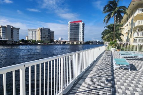 Copropriété à vendre à Hallandale Beach, Floride: 1 chambre, 65.03 m2 № 2081078 - photo 11