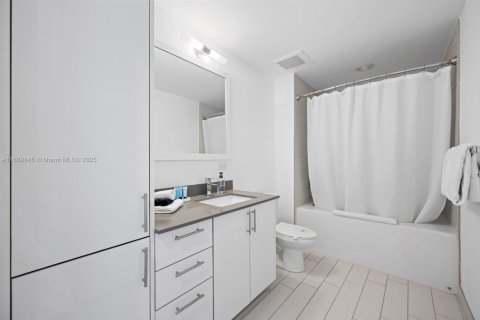 Condo in Miami, Florida, 2 bedrooms  № 1945400 - photo 17
