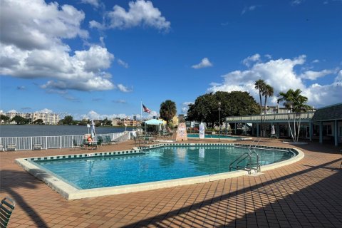 Снять в аренду кондоминиум в Майами, Флорида 2 спальни, 79.99м2, № 1971321 - фото 8