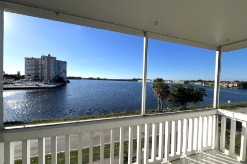 Кондоминиум с 2 спальнями в Майами, Флорида № 1971321