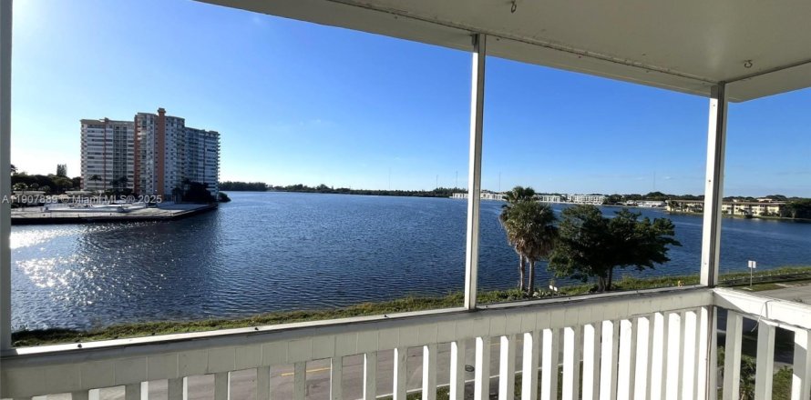 Кондоминиум с 2 спальнями в Майами, Флорида № 1971321