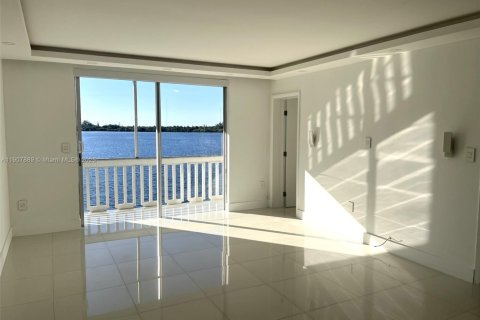 Снять в аренду кондоминиум в Майами, Флорида 2 спальни, 79.99м2, № 1971321 - фото 2