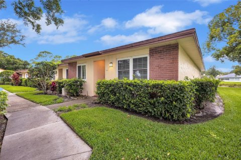House in Palm Harbor, Florida 2 bedrooms, 114.27 sq.m. № 1800005 - photo 1