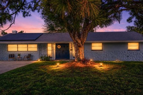 House in Saint Petersburg, Florida 3 bedrooms, 145.67 sq.m. № 2200222